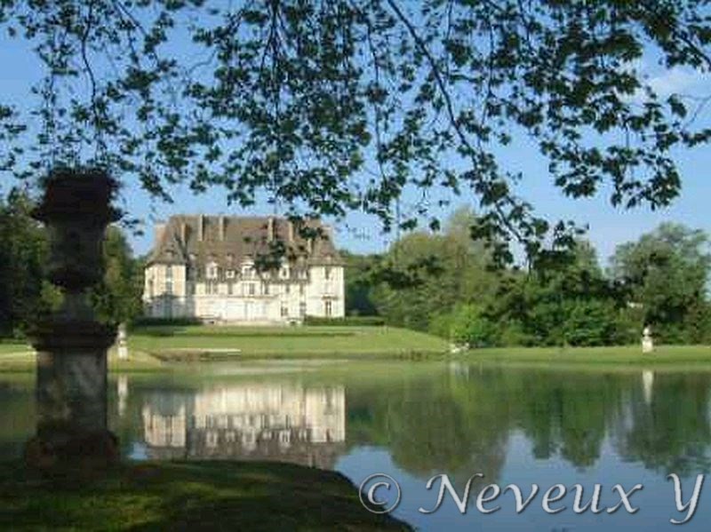 Sur le lac du Lunain, le château