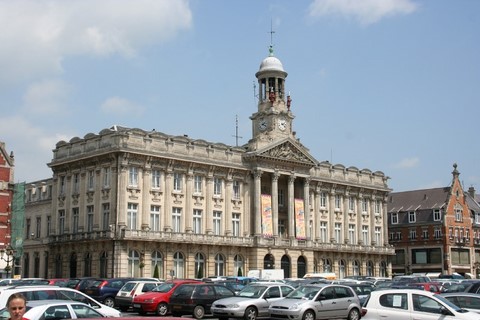 Nord, l'Hotel de Ville, surmonté de Martin et Martine