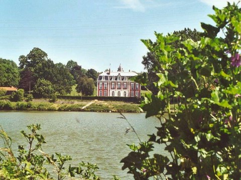 sur le lac de retenue de la Lys, le château de Batavia